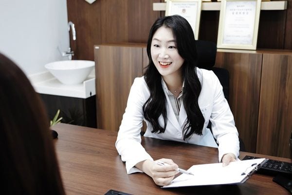 진료실 책상에서 상담 기록을 보는 박정은 대표원장